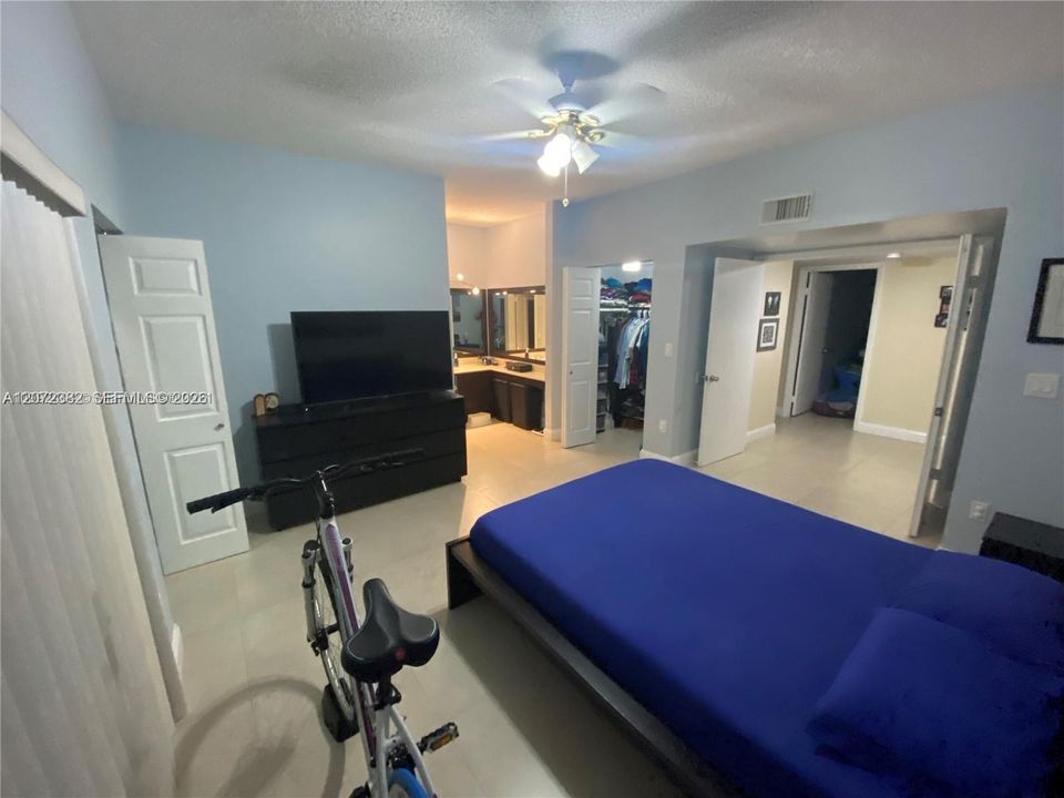 For Rent: $2,800 (3 beds, 2 baths, 1233 Square Feet)