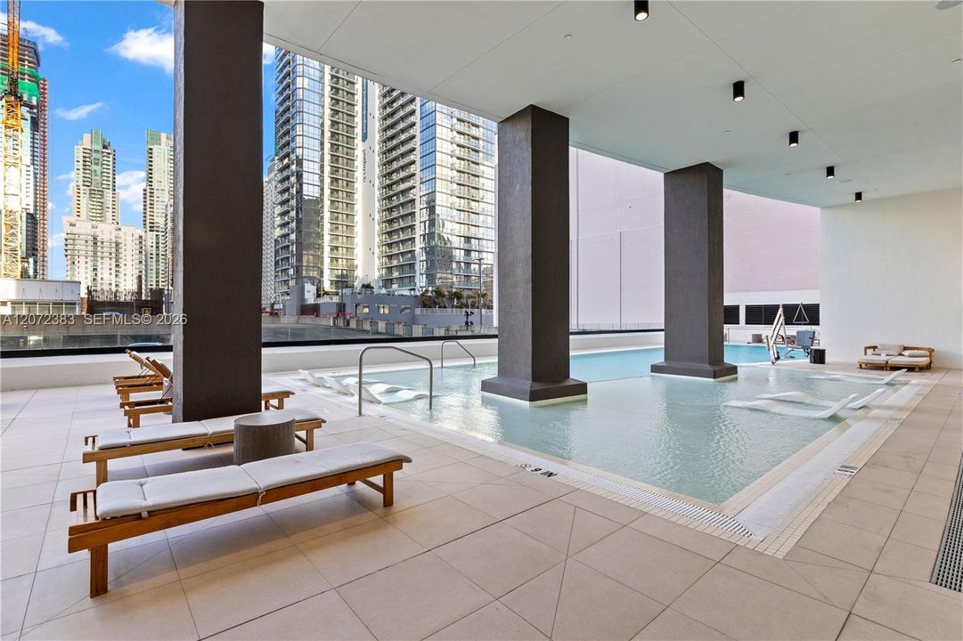 For Rent: $3,400 (1 beds, 1 baths, 558 Square Feet)