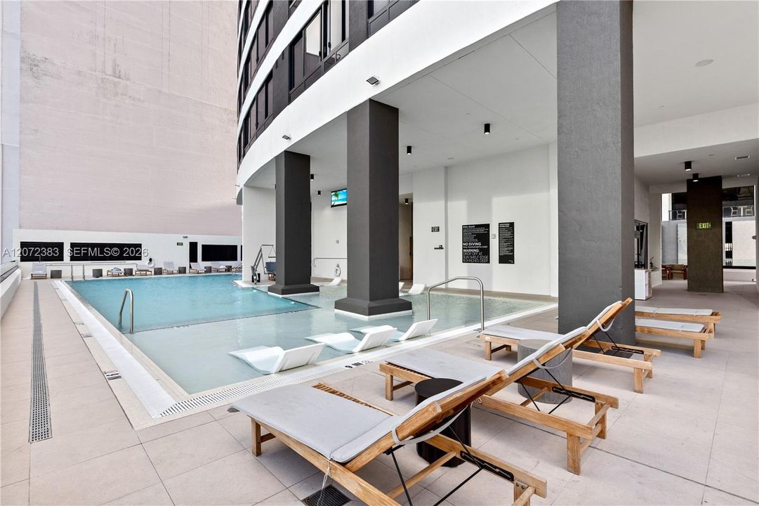 For Rent: $3,400 (1 beds, 1 baths, 558 Square Feet)