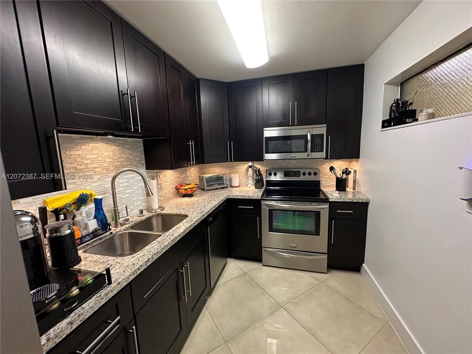 For Rent: $2,500 (2 beds, 2 baths, 968 Square Feet)