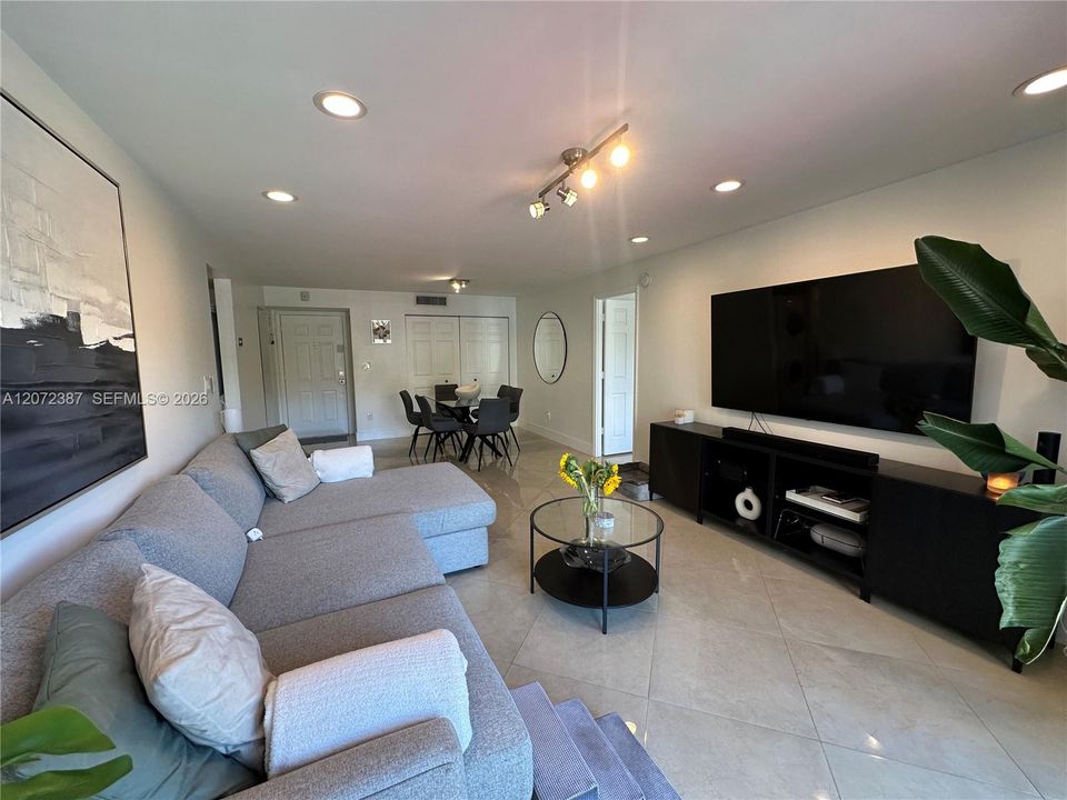 For Rent: $2,500 (2 beds, 2 baths, 968 Square Feet)