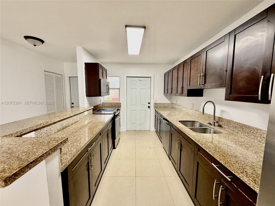 В аренду: $2,200 (3 спален, 2 ванн, 1179 Квадратных фут)