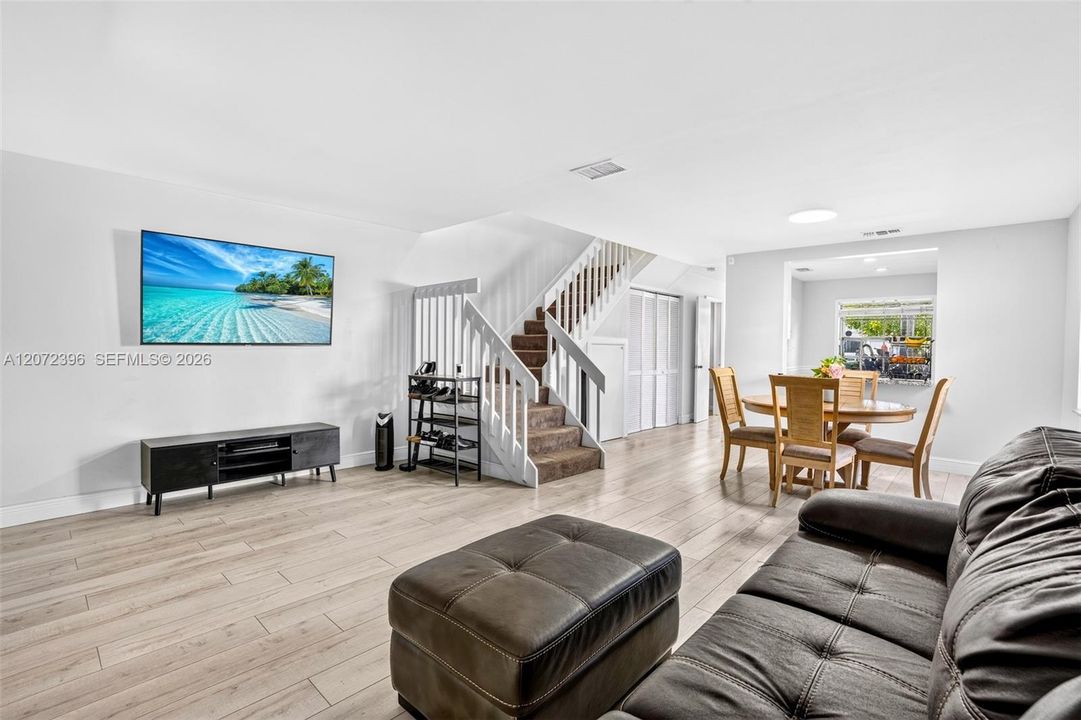 For Sale: $395,000 (2 beds, 2 baths, 1224 Square Feet)