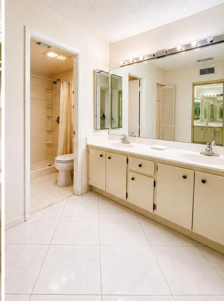 Main Bathroomvanity