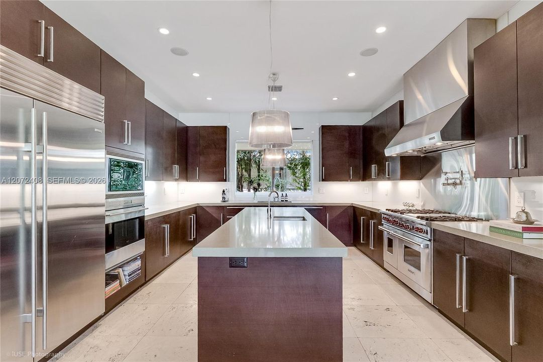 For Sale: $14,750,000 (6 beds, 6 baths, 9561 Square Feet)