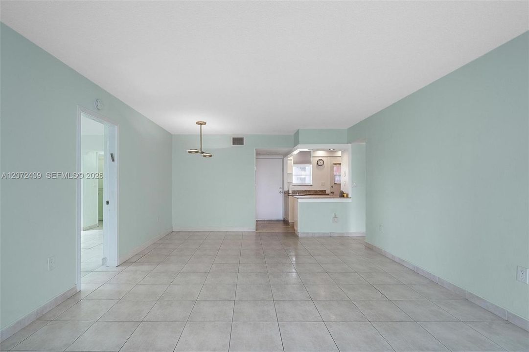 For Sale: $265,000 (2 beds, 2 baths, 1083 Square Feet)