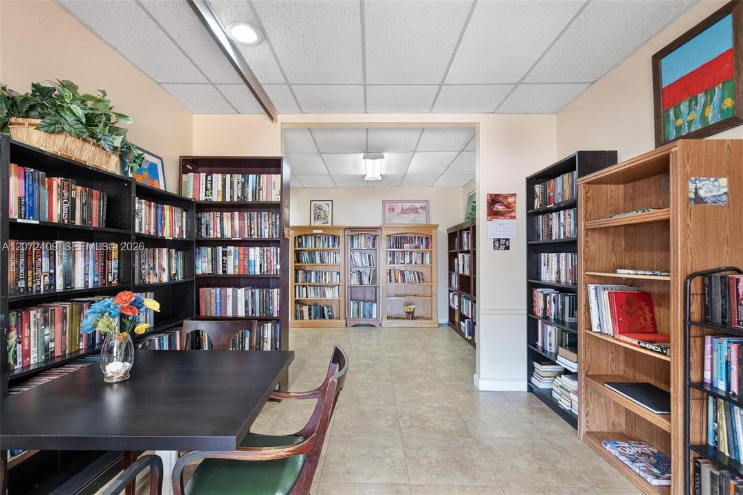 For Sale: $265,000 (2 beds, 2 baths, 1083 Square Feet)