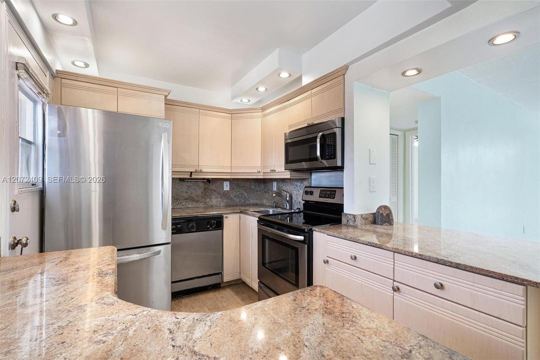 For Sale: $265,000 (2 beds, 2 baths, 1083 Square Feet)