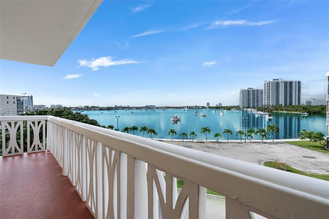 For Sale: $265,000 (2 beds, 2 baths, 1083 Square Feet)
