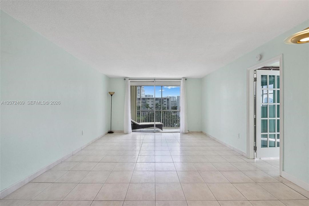 For Sale: $265,000 (2 beds, 2 baths, 1083 Square Feet)