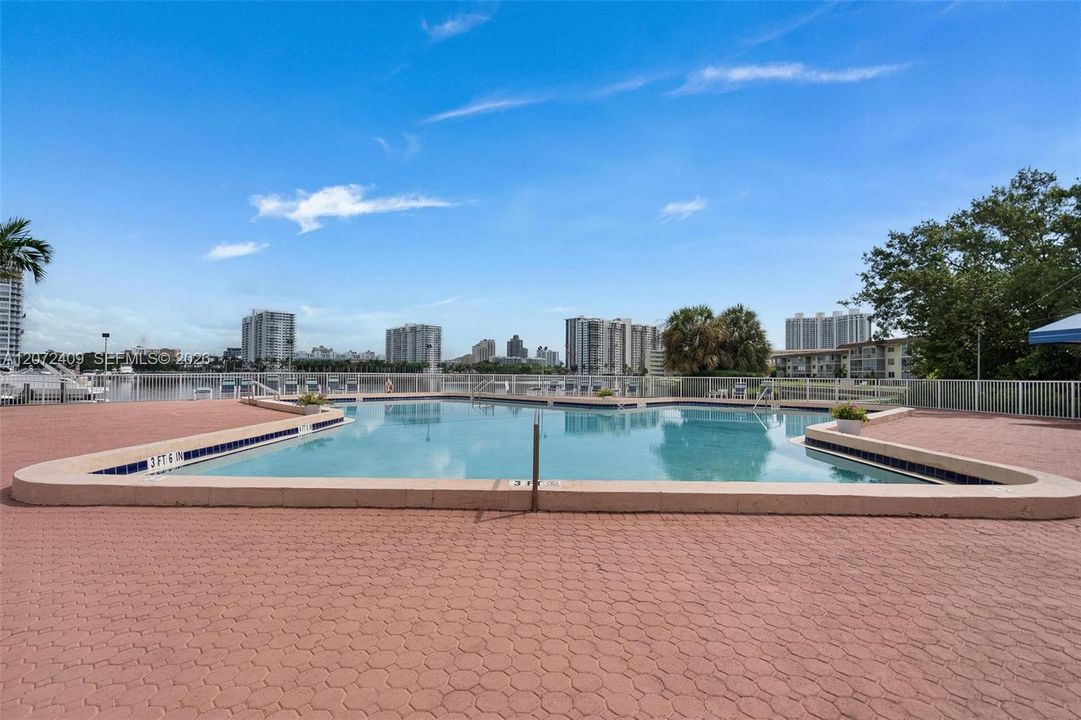 For Sale: $265,000 (2 beds, 2 baths, 1083 Square Feet)