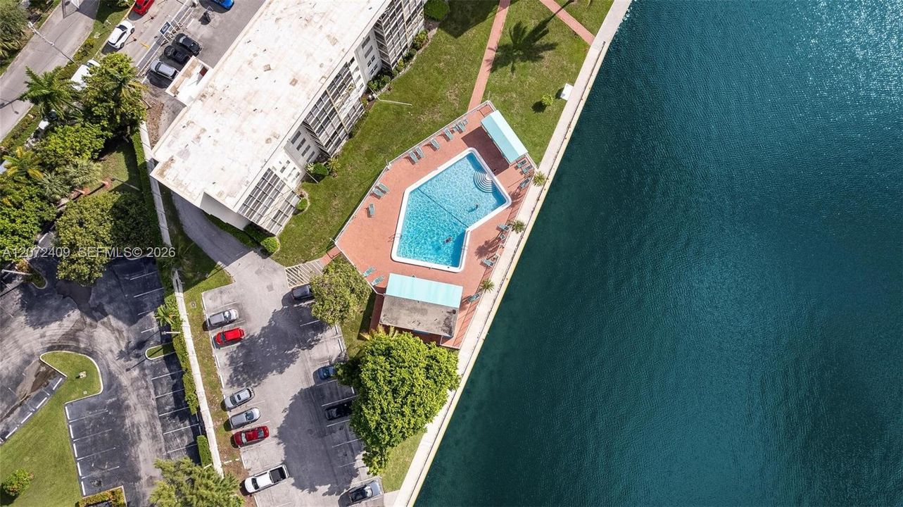 For Sale: $265,000 (2 beds, 2 baths, 1083 Square Feet)
