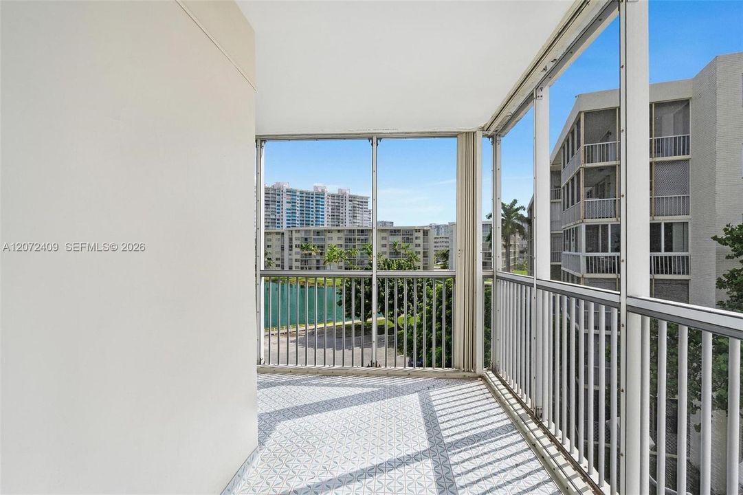 For Sale: $265,000 (2 beds, 2 baths, 1083 Square Feet)