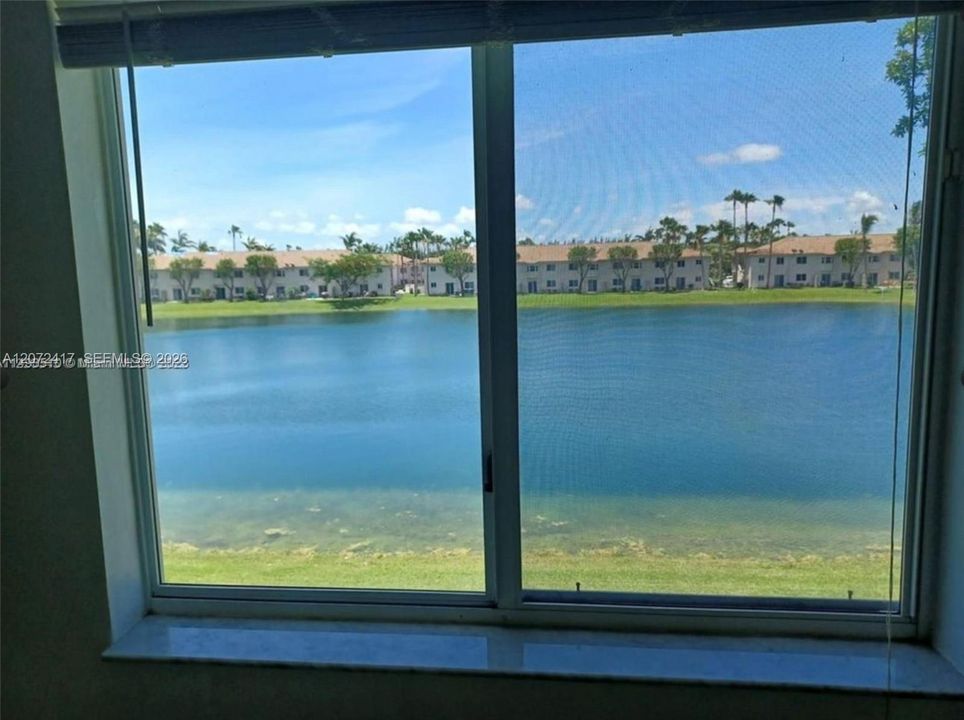 For Sale: $245,000 (2 beds, 2 baths, 815 Square Feet)