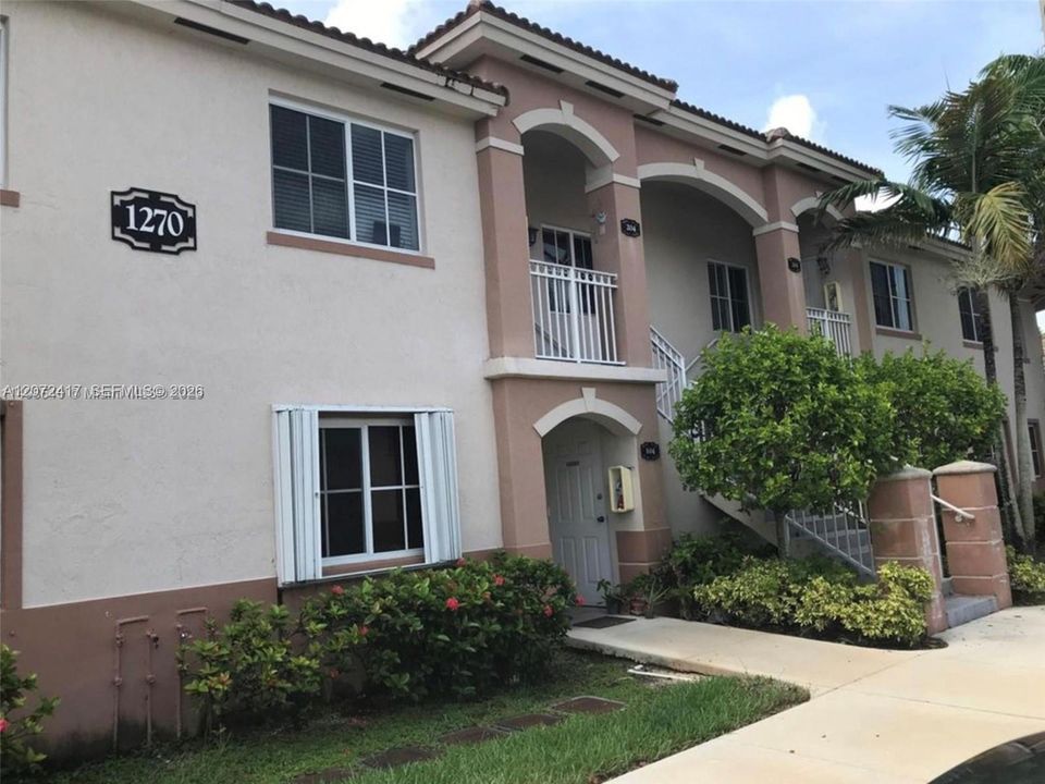 For Sale: $245,000 (2 beds, 2 baths, 815 Square Feet)