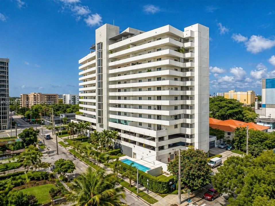 For Sale: $324,000 (2 beds, 2 baths, 984 Square Feet)
