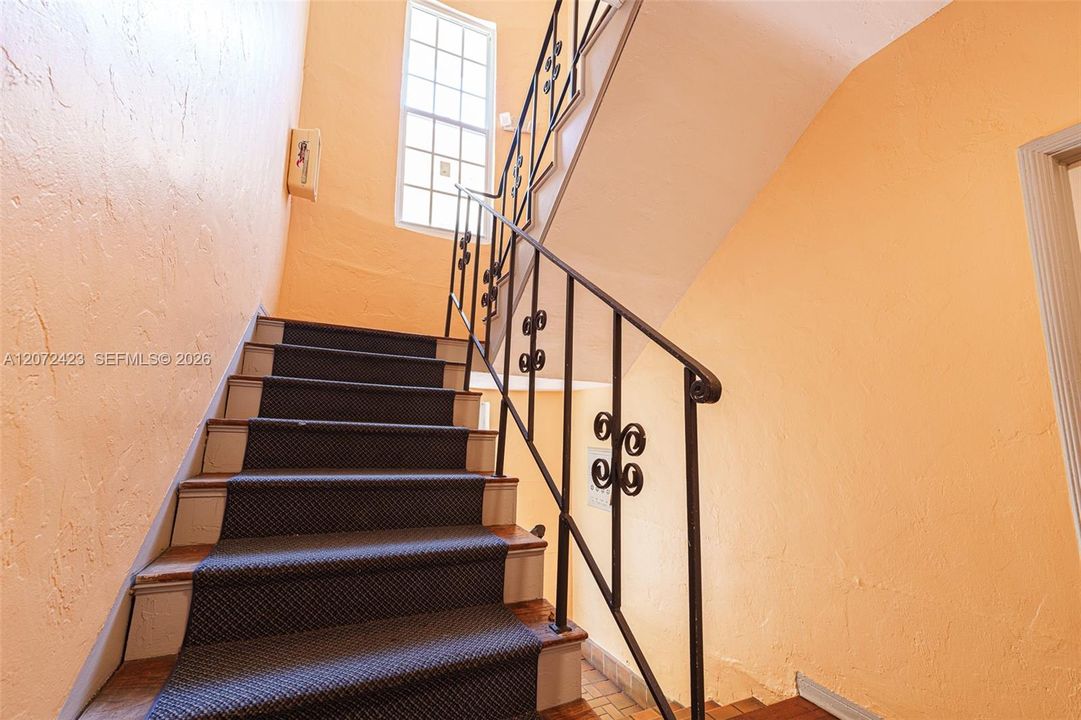 For Rent: $2,300 (1 beds, 1 baths, 640 Square Feet)