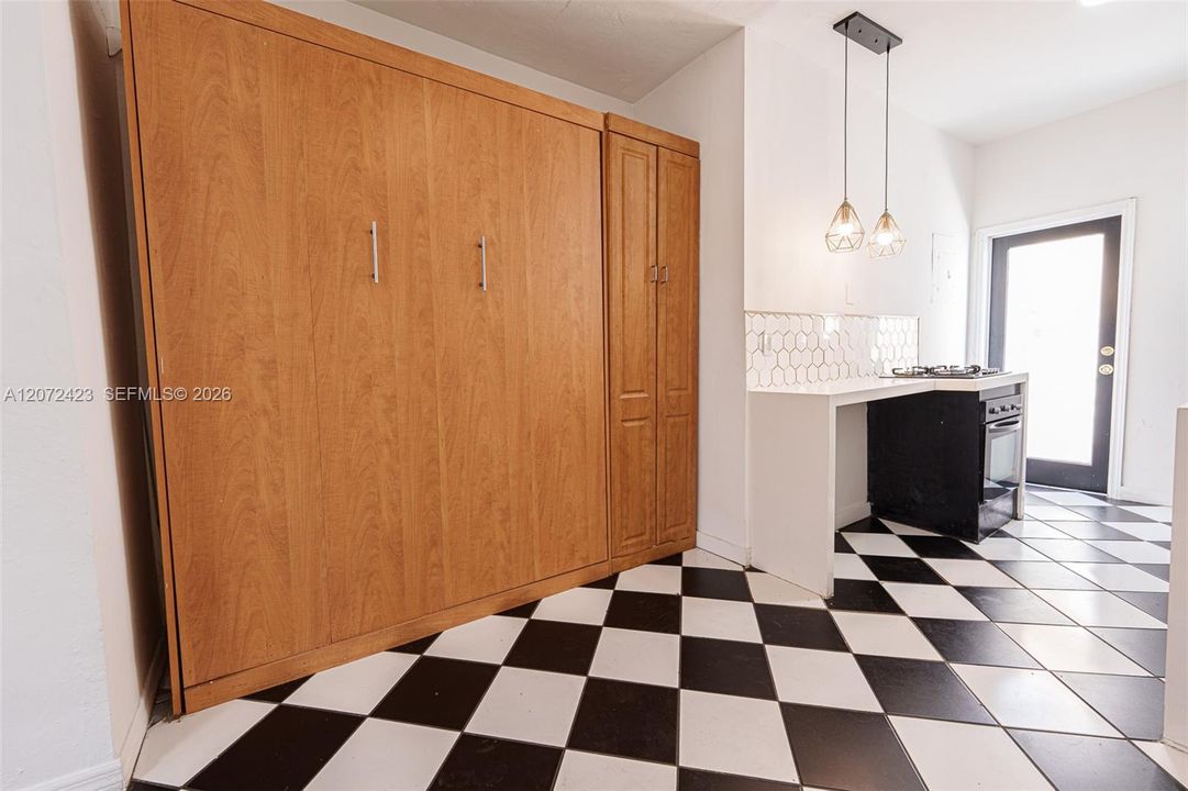 For Rent: $2,300 (1 beds, 1 baths, 640 Square Feet)