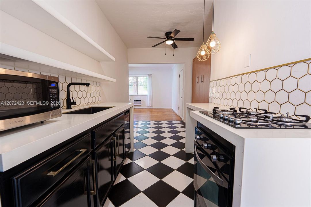 For Rent: $2,300 (1 beds, 1 baths, 640 Square Feet)
