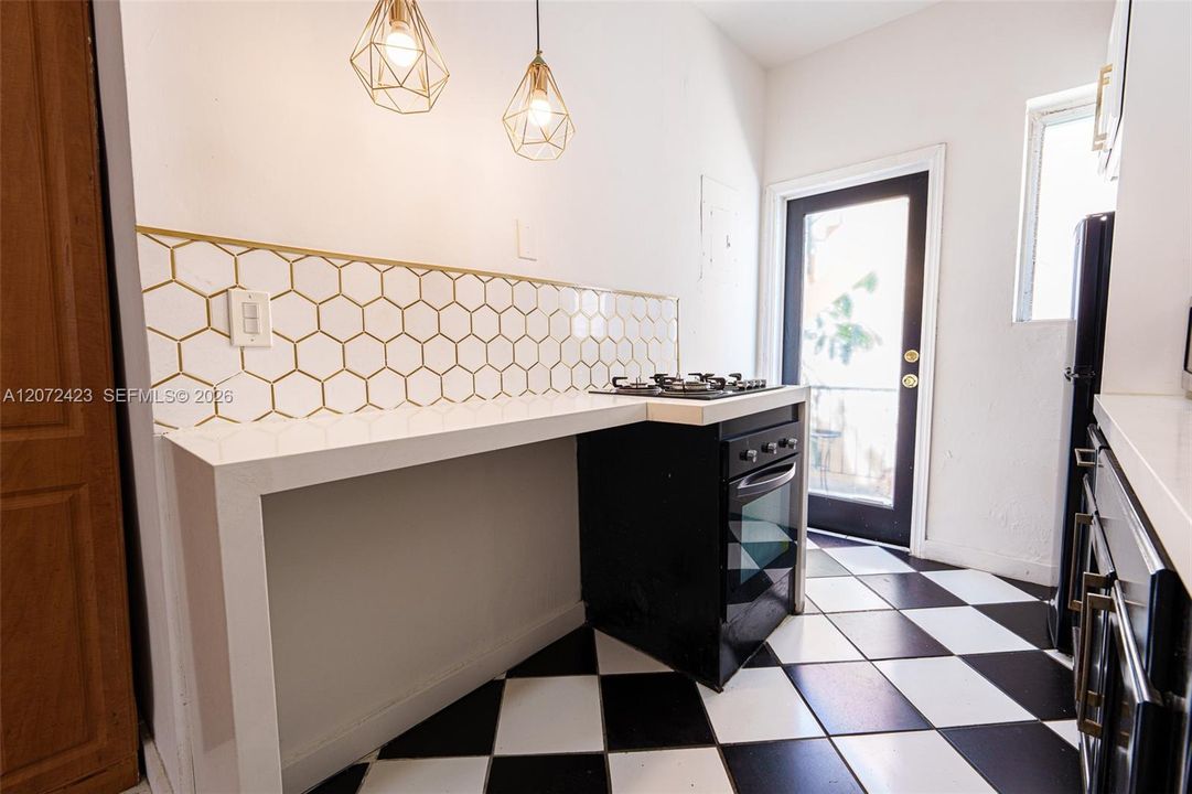 For Rent: $2,300 (1 beds, 1 baths, 640 Square Feet)
