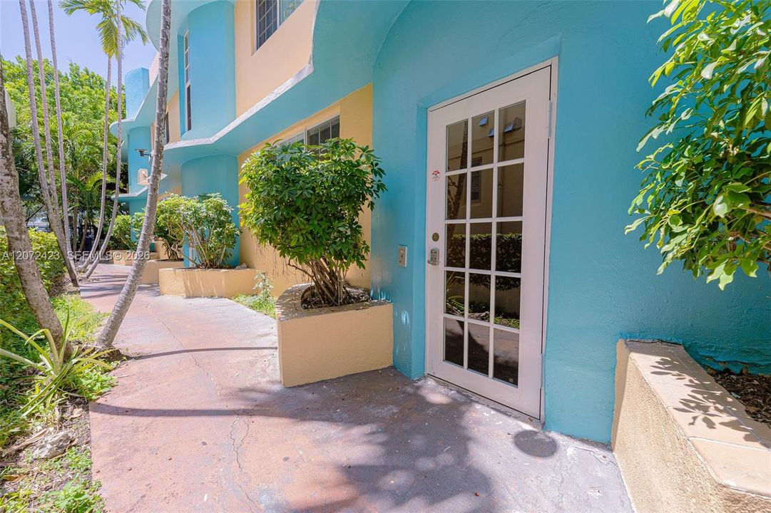 For Rent: $2,300 (1 beds, 1 baths, 640 Square Feet)