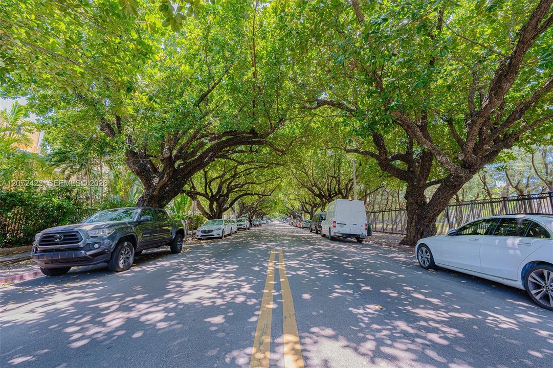 For Rent: $2,300 (1 beds, 1 baths, 640 Square Feet)