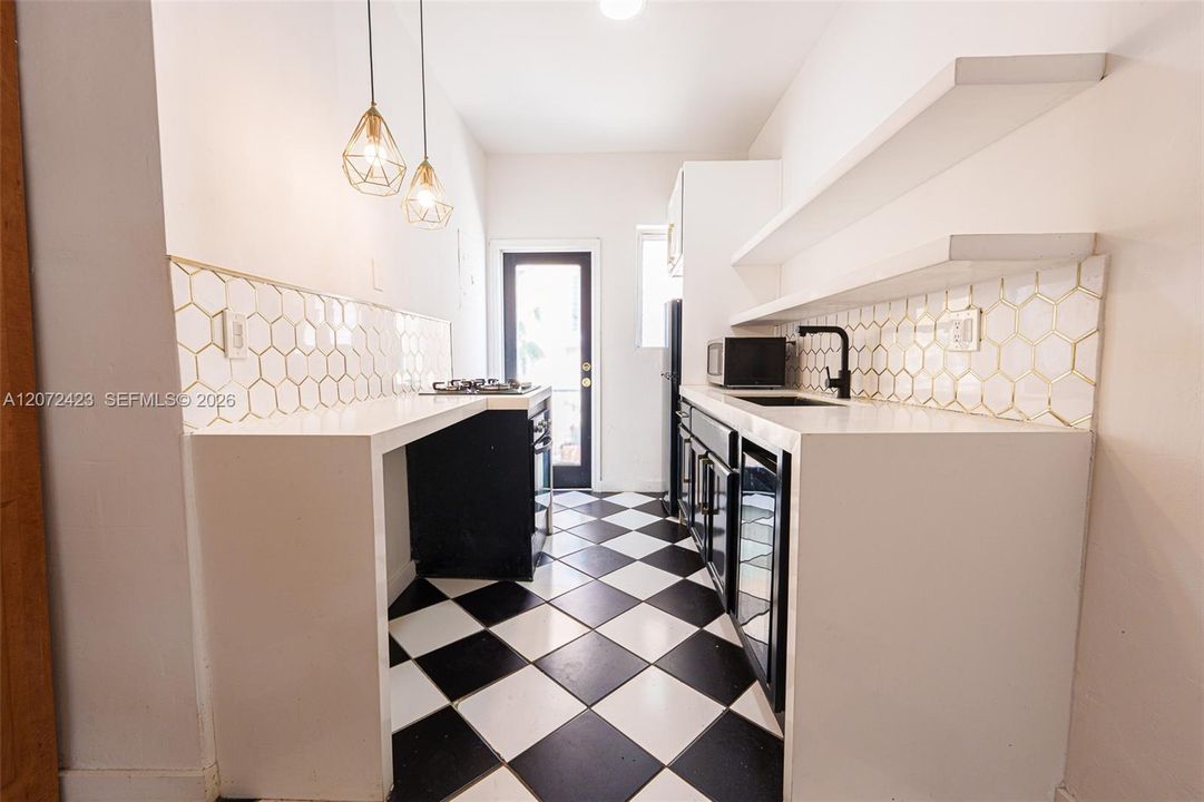 For Rent: $2,300 (1 beds, 1 baths, 640 Square Feet)