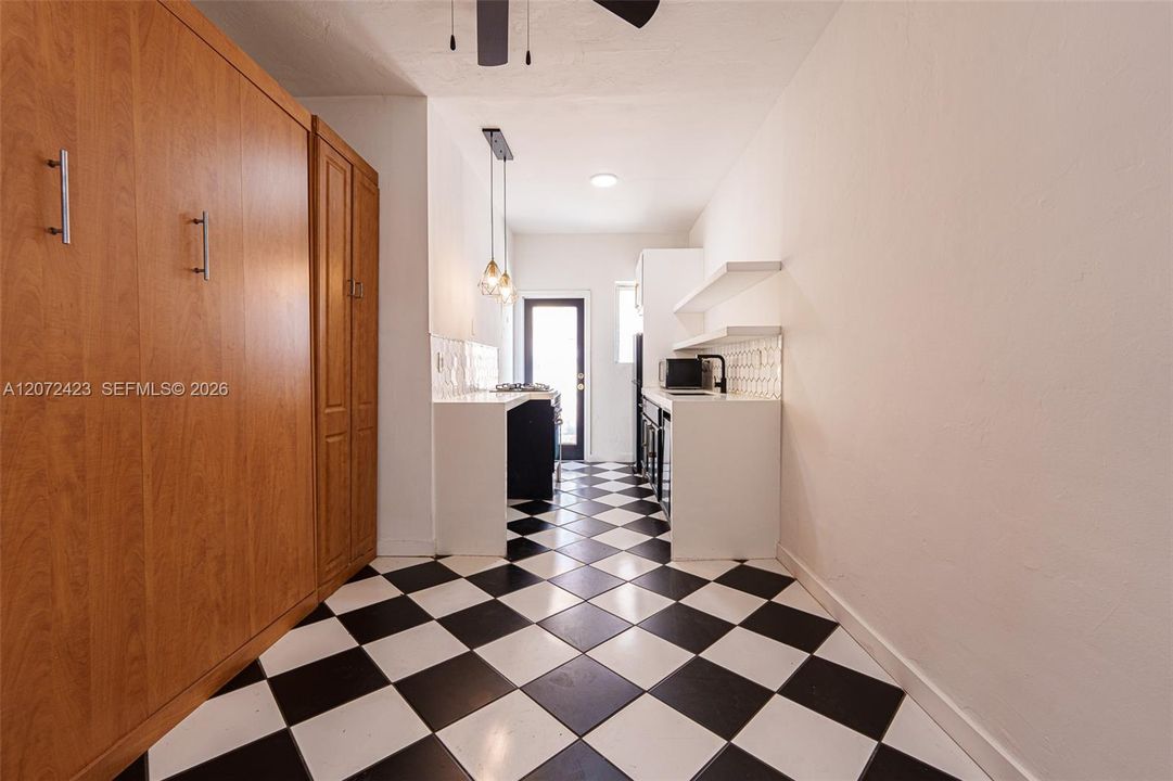 For Rent: $2,300 (1 beds, 1 baths, 640 Square Feet)
