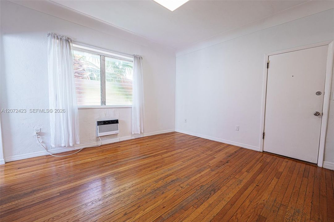 For Rent: $2,300 (1 beds, 1 baths, 640 Square Feet)