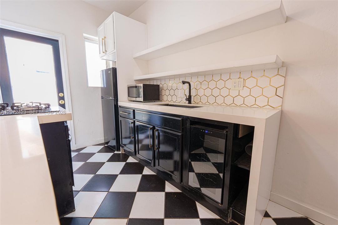 For Rent: $2,300 (1 beds, 1 baths, 640 Square Feet)
