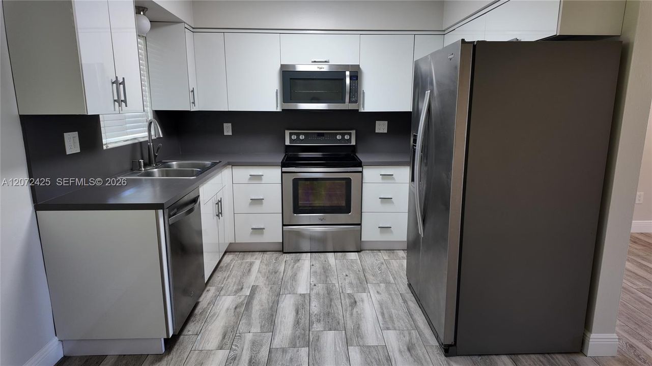 В аренду: $3,200 (2 спален, 1 ванн, 900 Квадратных фут)