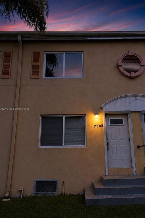 В аренду: $2,300 (2 спален, 1 ванн, 930 Квадратных фут)