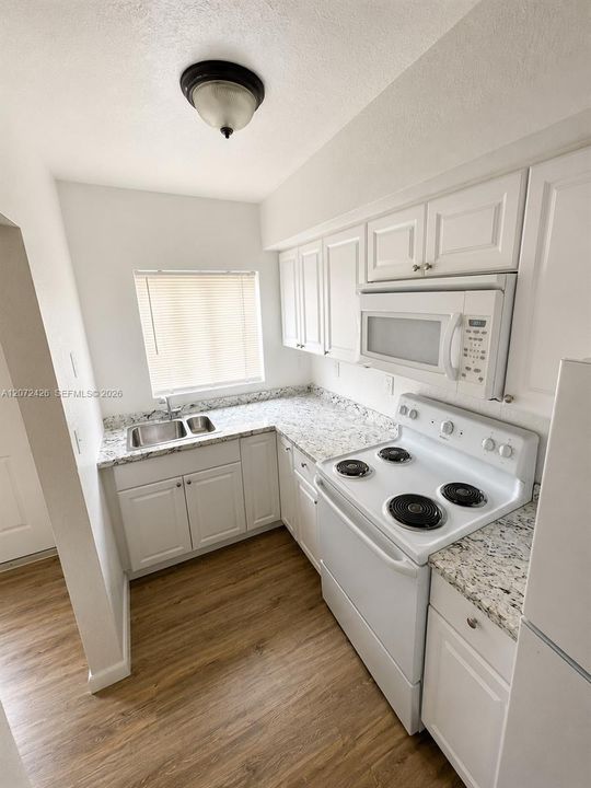 В аренду: $2,300 (2 спален, 1 ванн, 930 Квадратных фут)