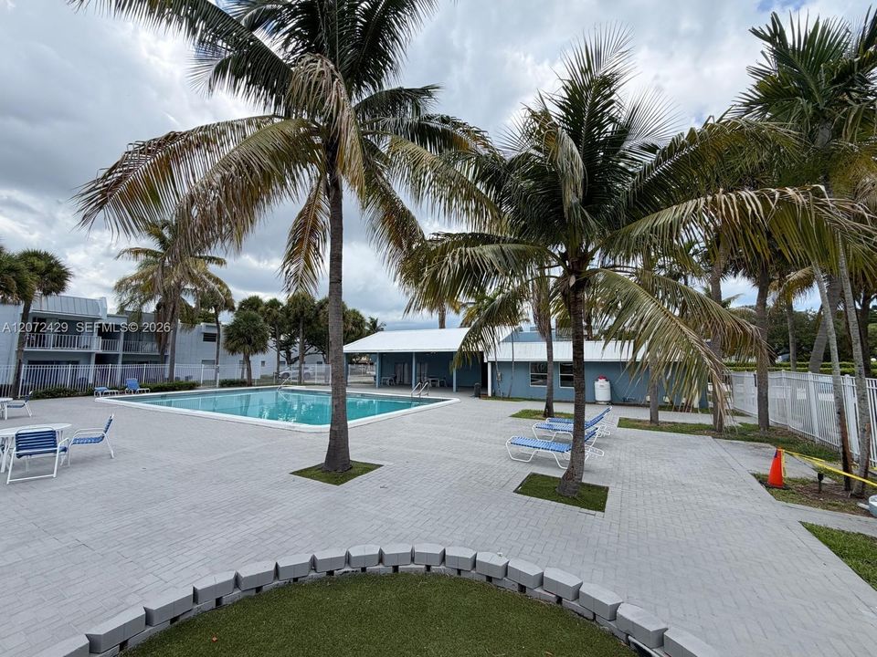 For Sale: $159,000 (1 beds, 1 baths, 700 Square Feet)