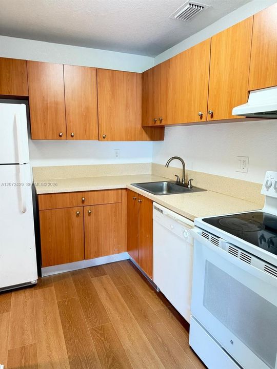 For Sale: $159,000 (1 beds, 1 baths, 700 Square Feet)