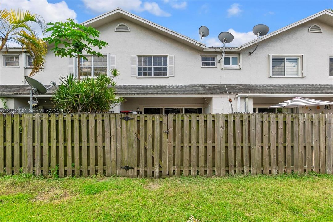 For Sale: $399,999 (2 beds, 2 baths, 1192 Square Feet)