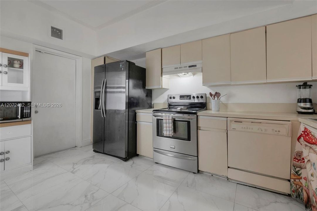 For Sale: $399,999 (2 beds, 2 baths, 1192 Square Feet)