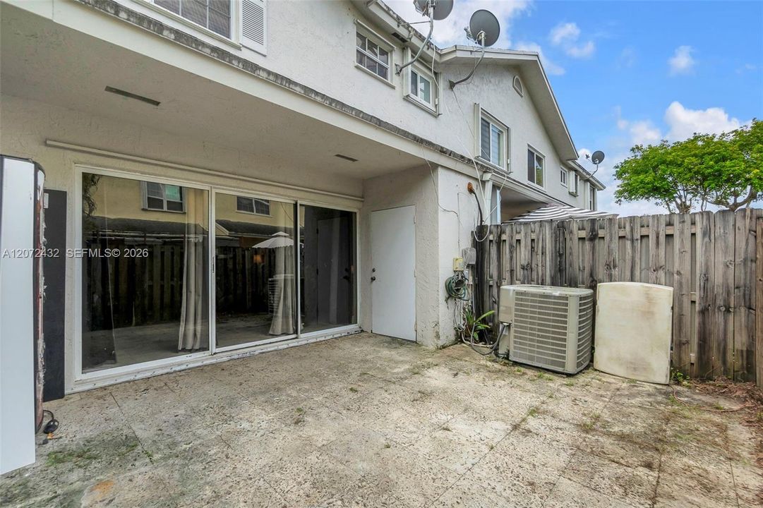 For Sale: $399,999 (2 beds, 2 baths, 1192 Square Feet)