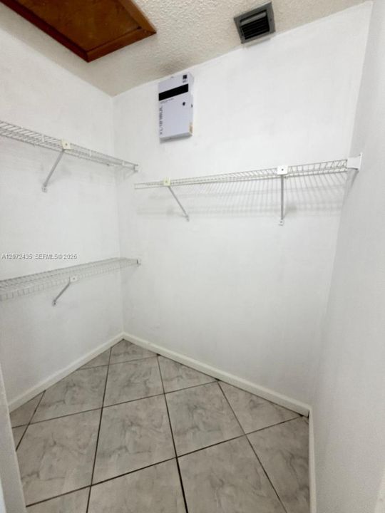 For Rent: $1,600 (1 beds, 1 baths, 1621 Square Feet)