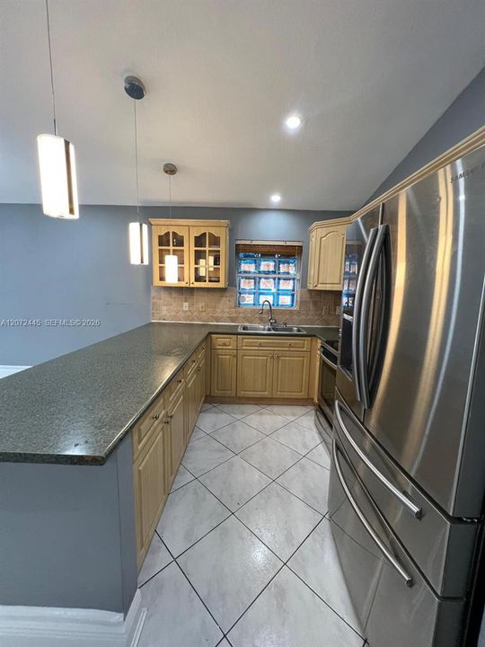 For Rent: $3,800 (4 beds, 2 baths, 1414 Square Feet)