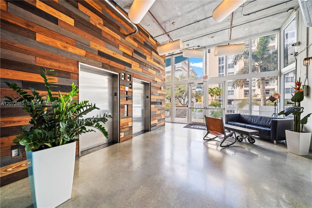 For Sale: $519,000 (2 beds, 2 baths, 963 Square Feet)