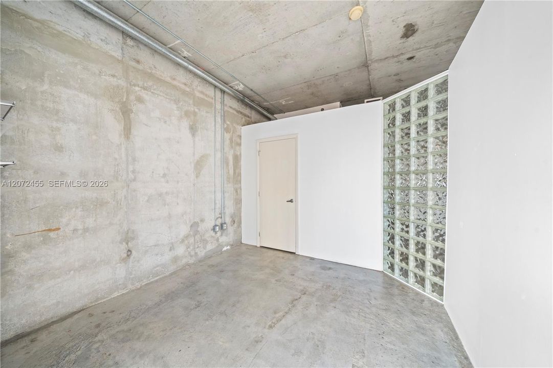 For Sale: $519,000 (2 beds, 2 baths, 963 Square Feet)