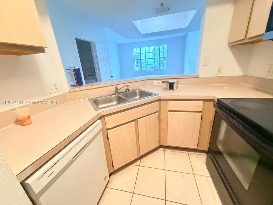 For Rent: $2,500 (3 beds, 3 baths, 1212 Square Feet)