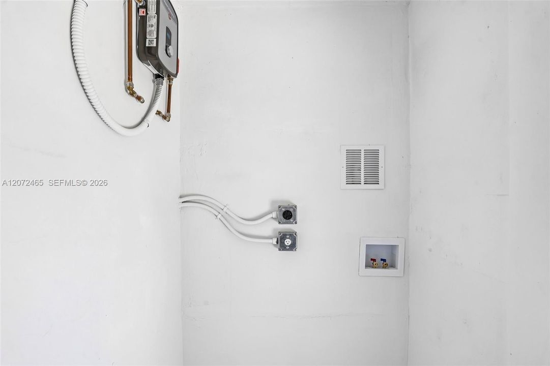 For Sale: $575,000 (3 beds, 2 baths, 1192 Square Feet)