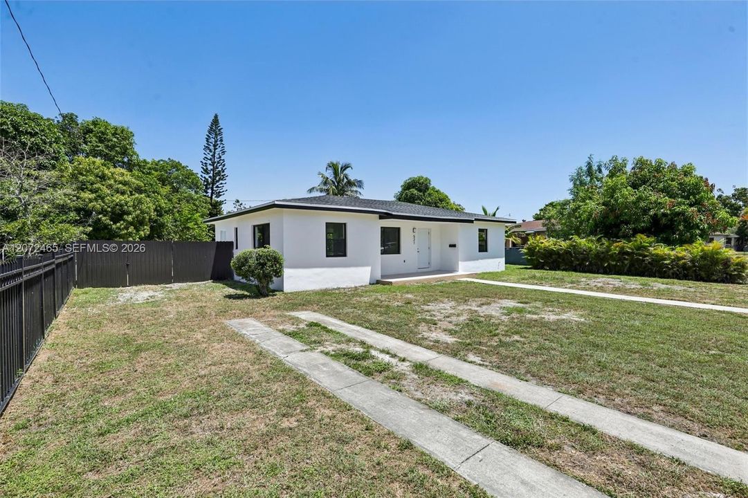 For Sale: $575,000 (3 beds, 2 baths, 1192 Square Feet)