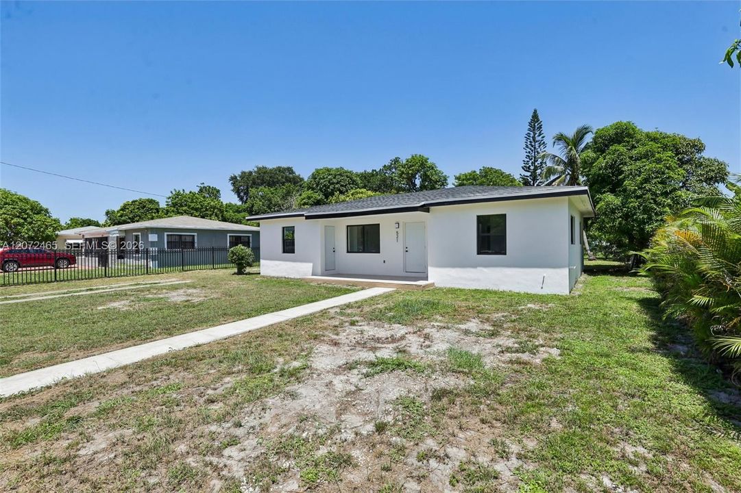 For Sale: $575,000 (3 beds, 2 baths, 1192 Square Feet)