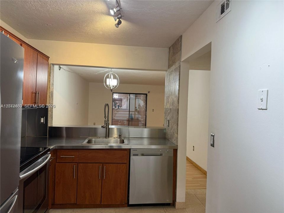 For Sale: $285,000 (3 beds, 2 baths, 1125 Square Feet)