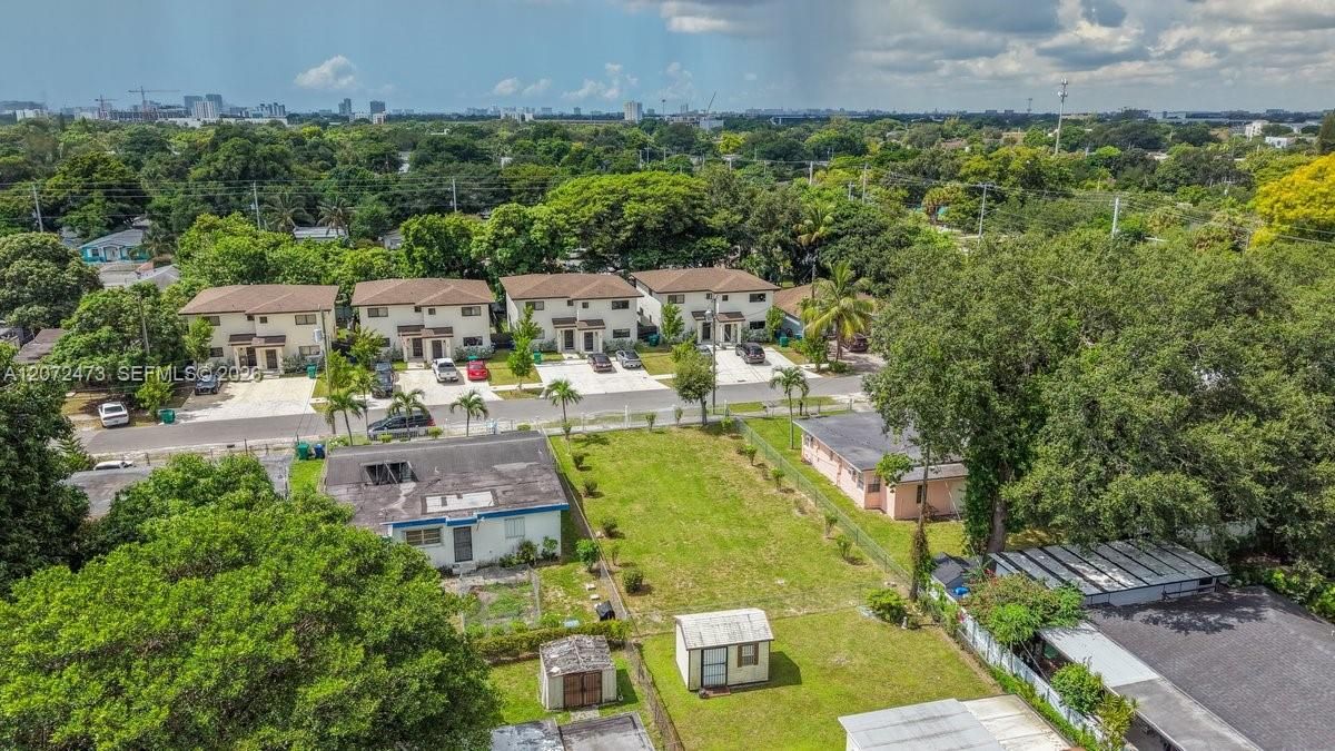 En Venta: $360,000 (0.12 acres)