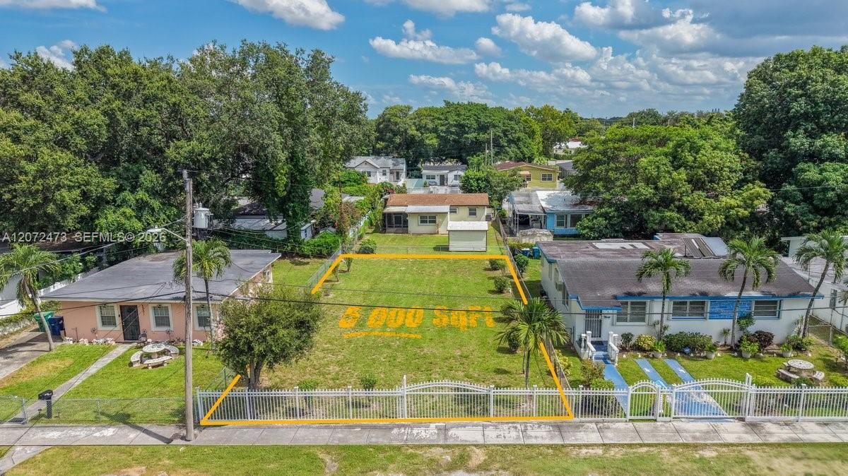 En Venta: $360,000 (0.12 acres)