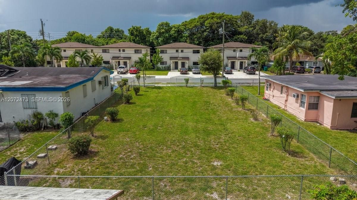 En Venta: $360,000 (0.12 acres)